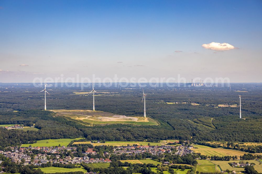 Bruckhausen from the bird's eye view: Wind turbines on the site of the former mining dump Lohberg in Bruckhausen in the state of North Rhine-Westphalia, Germany