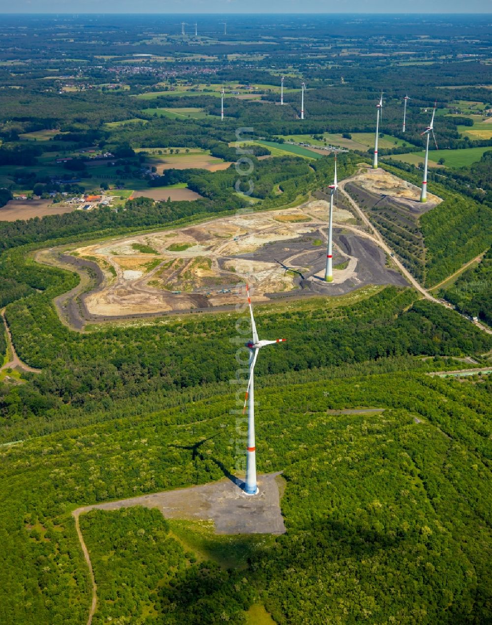 Hünxe from the bird's eye view: Wind turbines on the site of the former mining dump Lohberg in Huenxe in the state of North Rhine-Westphalia, Germany