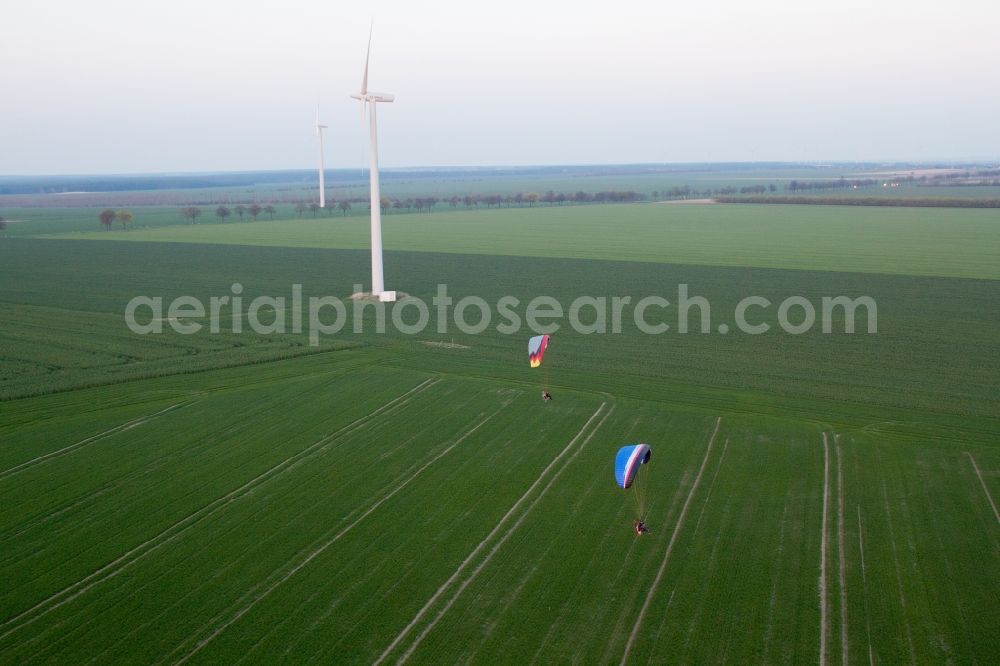 Aerial photograph Jüterbog - Wind turbine windmills with paragliders on a field in Jueterbog in the state Brandenburg