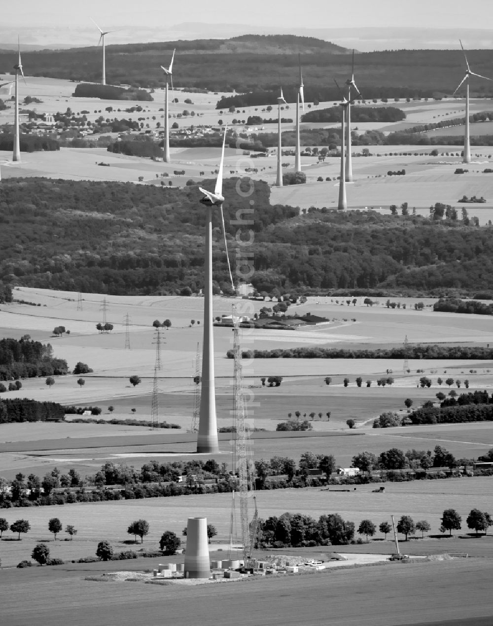 Aerial photograph Bad Wünnenberg - Wind turbine windmills on a field in Bad Wuennenberg in the state North Rhine-Westphalia