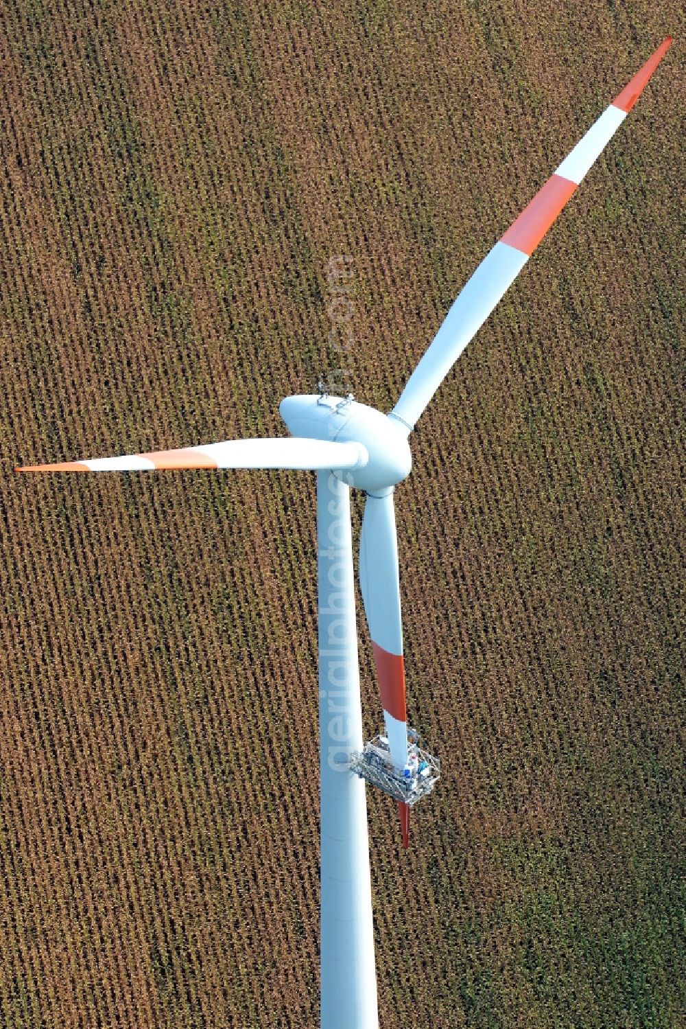 Kutenholz from the bird's eye view: Repair work of a wind turbine windmill on a field in Kutenholz in the state Lower Saxony