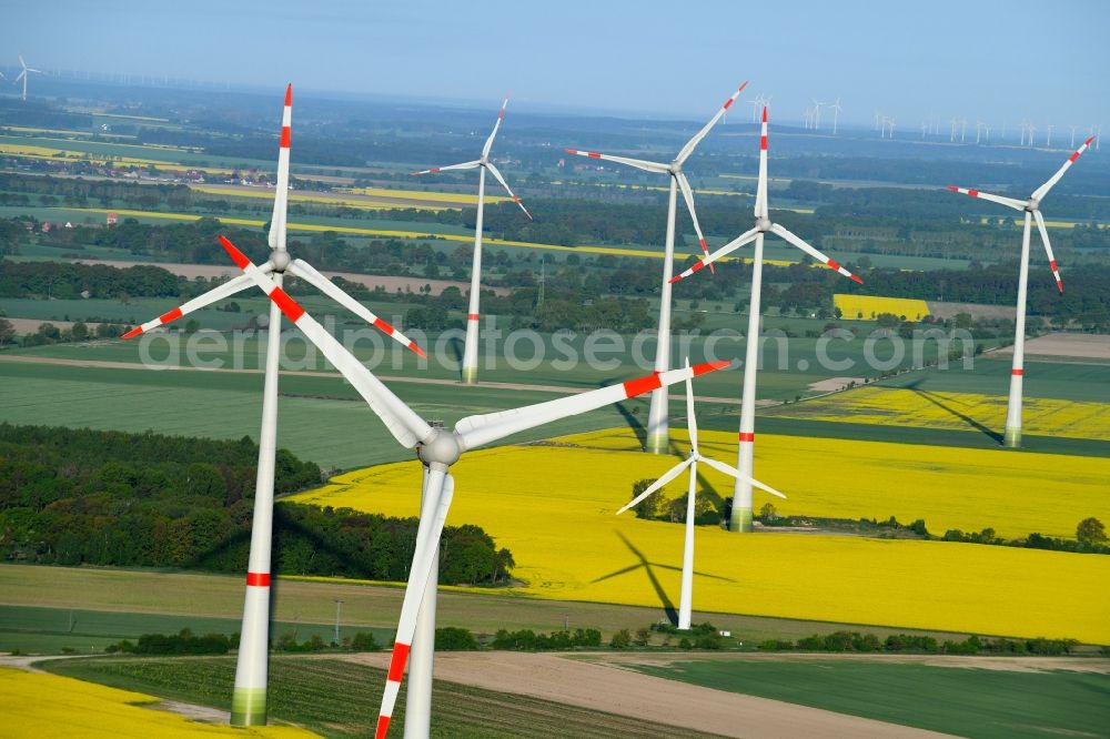 Aerial photograph Osterburg (Altmark) - Wind turbine windmills on a field in Osterburg (Altmark) in the state Saxony-Anhalt, Germany