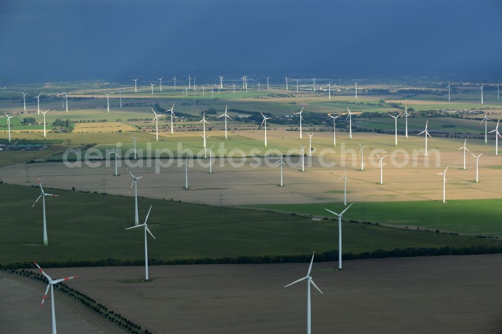 Aerial photograph Nauen - Wind turbine windmills on a field in the region of Nauener Platte in the South of Nauen in the state of Brandenburg. The turbines and wheels are located on agricultural fields