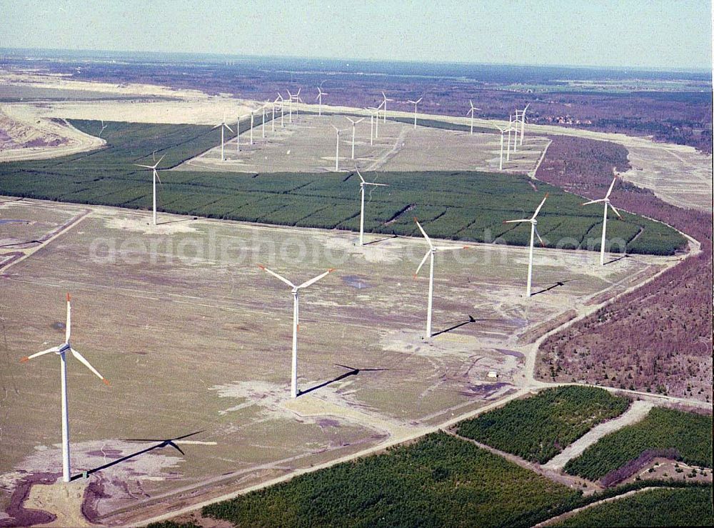 Klettwitz / Brandenburg from the bird's eye view: Windkraftanlagen bei Klettwitz an der Autobahn Berlin - Dresden / gegenüber des Lausitzringes.