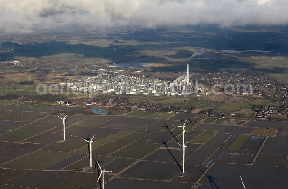 Wöhrden from the bird's eye view: Wind turbines at the premises of the mineral oil producer Heide Refinery GmbH in Hemmingstedt in Schleswig-Holstein