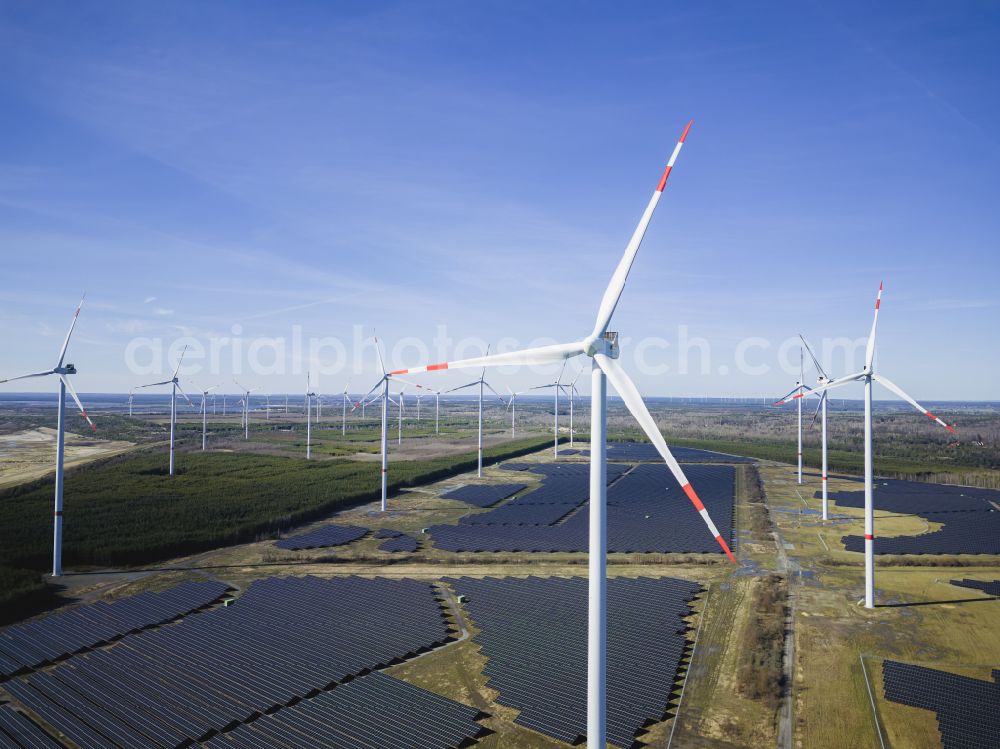 Klettwitz from the bird's eye view: Agricultural land and fields with wind turbines in the energy park in Klettwitz in the state of Brandenburg, Germany