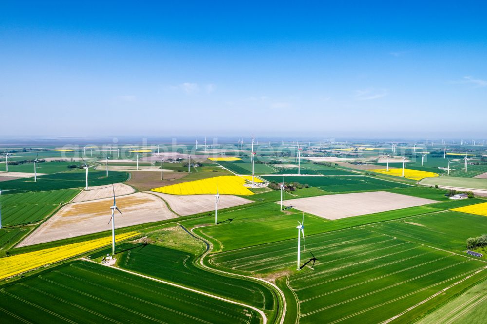 Aerial image Reinsbüttel - Agricultural land and fields with wind turbines Windpark Reinsbuettel on street Weidehof in Reinsbuettel in the state Schleswig-Holstein, Germany