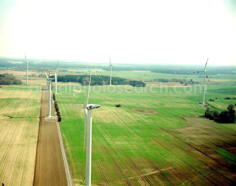 Bornow/Brandenburg from the bird's eye view: Windkraftanlagen der Firma RE Power AG bei Bornow westl. von Beeskow/Brandenburg. Datum: 22.04.03