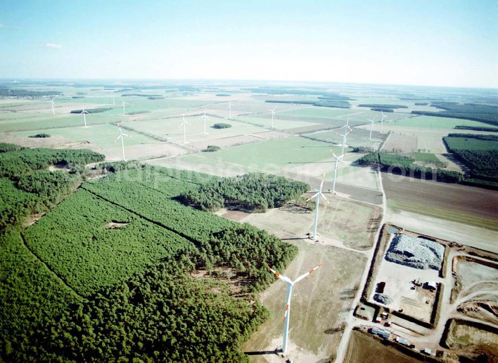 Duben / BRB from above - Windkraftpark auf der Dubener Platte bei Duben in Brandenburg mit 19 Anlagen vom Typ MD 77. REpower Systems AG -Hauptverwaltung- Flughafenstrasse 54 D-22335 Hamburg Datum: 31.03.2003