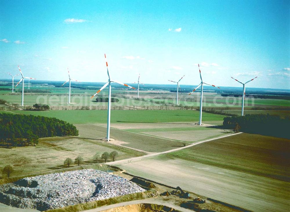 Duben / Brandenburg from above - Windkraftpark Dubener Platte bei Duben in Brandenburg mit 19 Anlagen vom Typ MD 77. REpower Systems AG -Hauptverwaltung- Flughafenstrasse 54 D-22335 Hamburg Datum: 31.03.2003