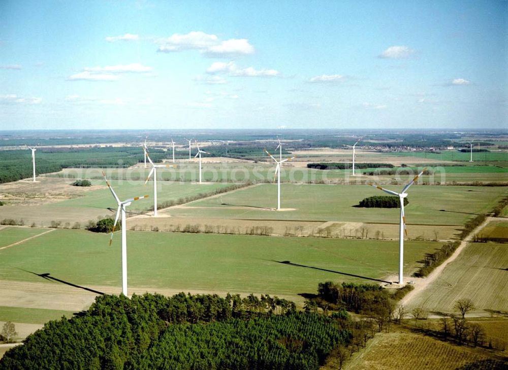 Aerial image Duben / Brandenburg - Windkraftpark Dubener Platte bei Duben in Brandenburg mit 19 Anlagen vom Typ MD 77. REpower Systems AG -Hauptverwaltung- Flughafenstrasse 54 D-22335 Hamburg Datum: 31.03.2003