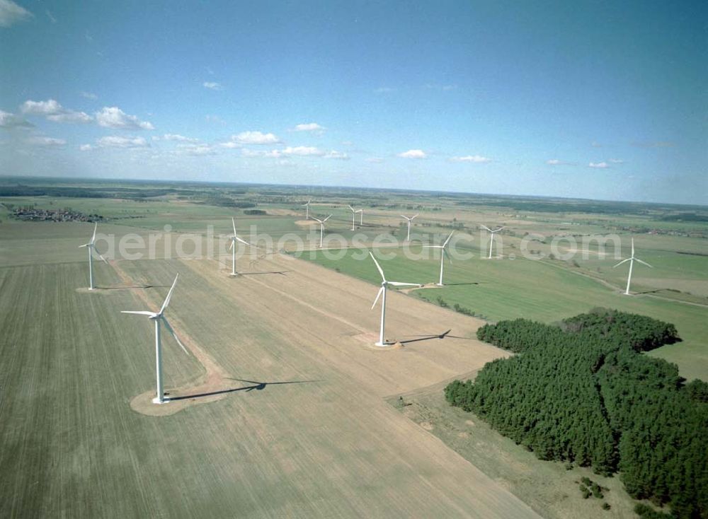 Görike-Söllenthin from above - Windkraftpark Görike-Söllenthin mit 13 Anlagen vom Typ MD 70. REpower Systems AG -Hauptverwaltung- Flughafenstrasse 54 D-22335 Hamburg Datum: 31.03.2003