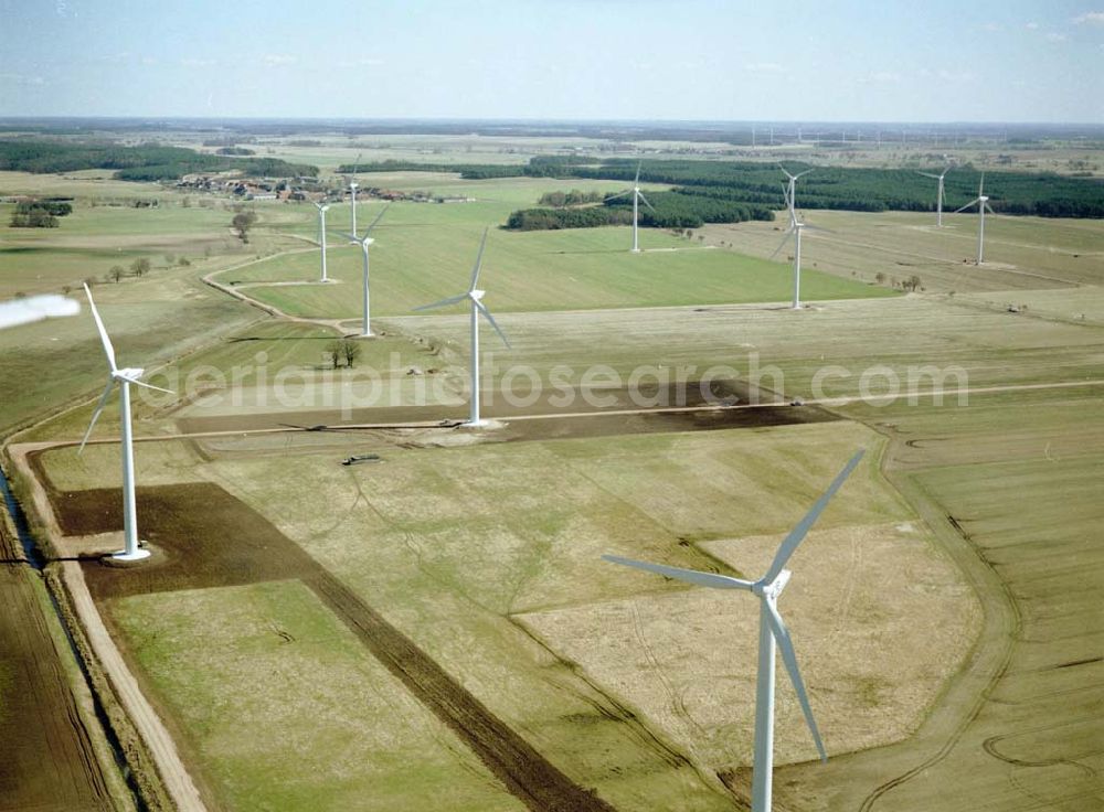 Görike-Söllenthin from above - Windkraftpark Görike-Söllenthin mit 13 Anlagen vom Typ MD 70. REpower Systems AG -Hauptverwaltung- Flughafenstrasse 54 D-22335 Hamburg Datum: 31.03.2003