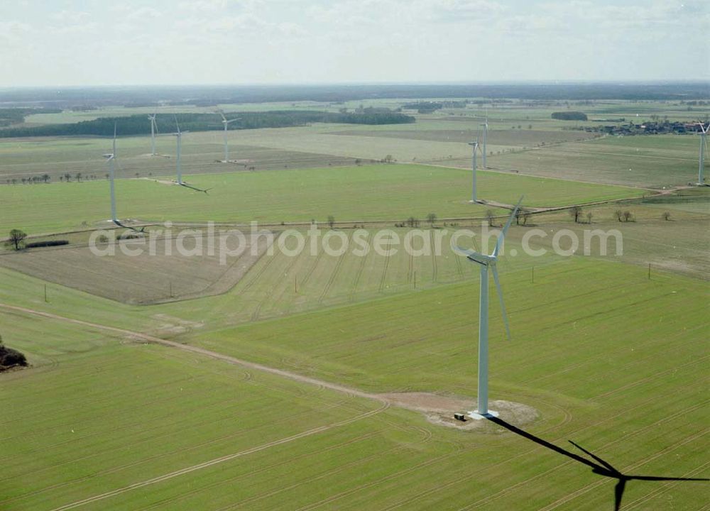 Görike-Söllenthin from above - Windkraftpark Görike-Söllenthin mit 13 Anlagen vom Typ MD 70. REpower Systems AG -Hauptverwaltung- Flughafenstrasse 54 D-22335 Hamburg Datum: 31.03.2003