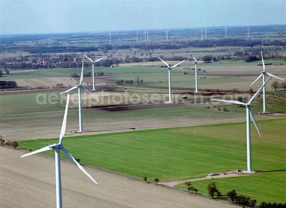 Görike - Söllenthin / BRB from the bird's eye view: Windkraftpark Görike-Söllenthin mit 13 Anlagen vom Typ MD 70. REpower Systems AG -Hauptverwaltung- Flughafenstrasse 54 D-22335 Hamburg Datum: 31.03.2003