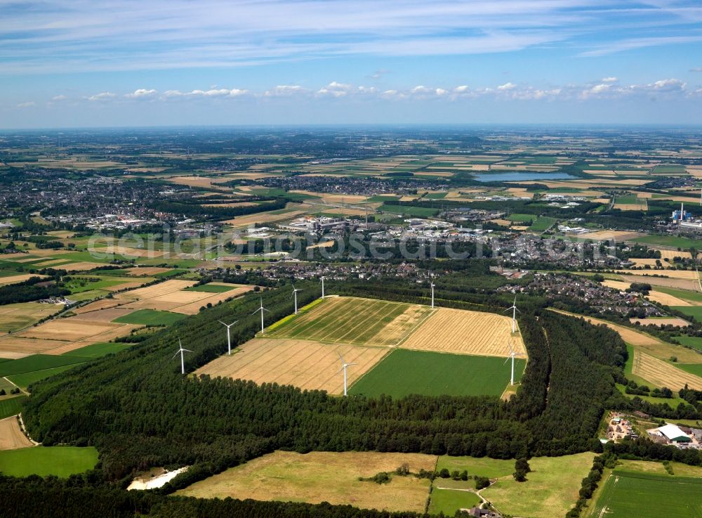 Aerial photograph Langerwehe - Wind power wheels and turbines in the county district of Langerwehe in the state of North Rhine-Westphalia. The turbines are placed between fields. Overview of the agricultural structures as well as the wheels used to create energy