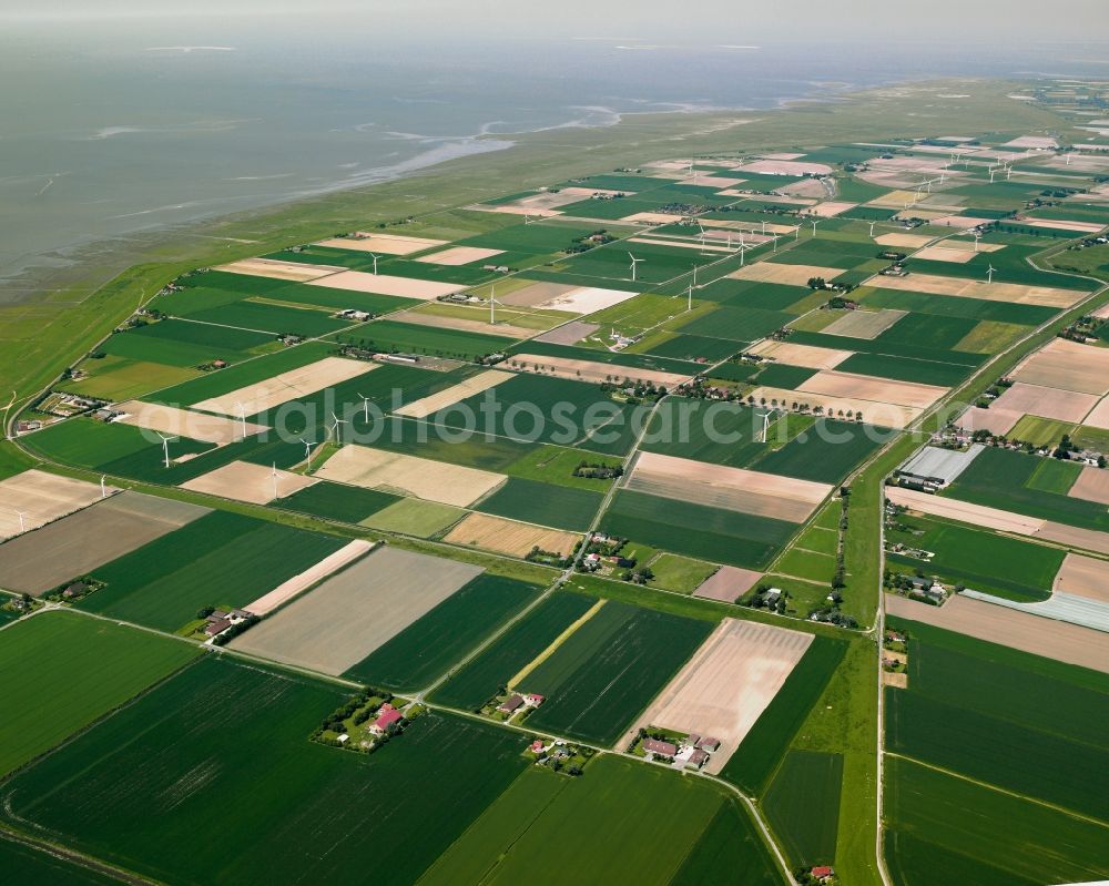 Niebüll from the bird's eye view: Wind power wheels and turbines in the county district of Nordfriesland in the state of Schleswig-Holstein. The turbines are placed between fields. Overview of the agricultural structures as well as the wheels used to create energy