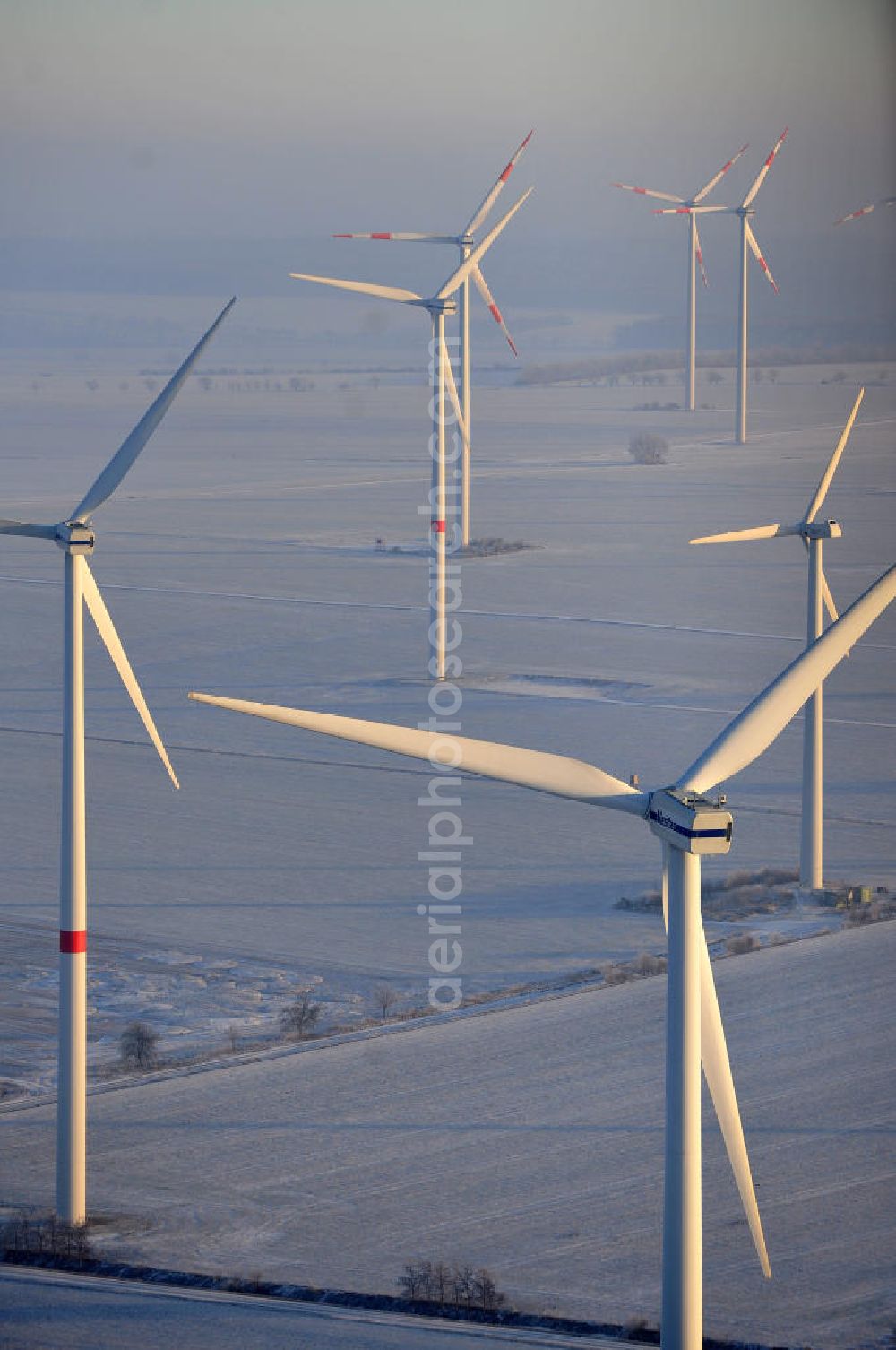 Badeleben from above - Winterlich mit Schnee bedeckter Windpark in der Nähe des Ortsteils Badeleben der Gemeinde Völpke im Landkreis Börde in Sachsen-Anhalt. Ein Projekt der WindStrom Energieanlagen GmbH & Co. KG WindStrom GbR. The wind farm / wind park / wind power station near to urban district Badeleben of the administrative district Boerde in Saxony-Anhalt. A project of WindStrom Energieanlagen GmbH & Co. KG WindStrom GbR.