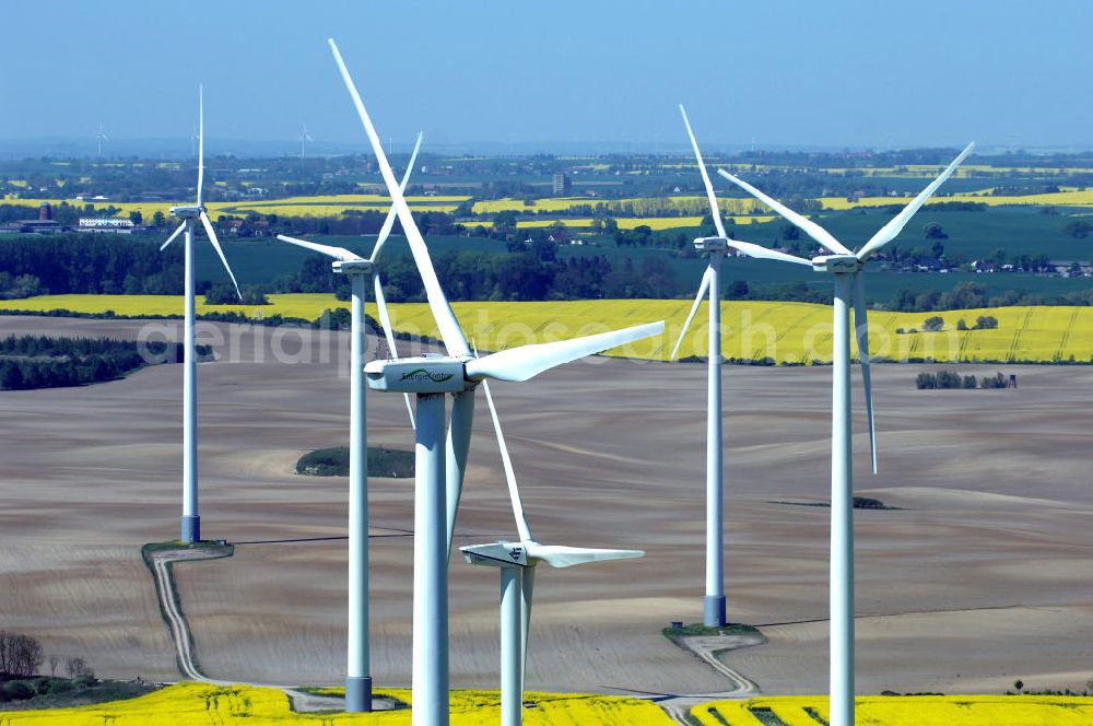 Pinnow from the bird's eye view: Windpark mit Windkrafträdern am Verlauf der Ortsumfahrung der Bundesstrasse B 2 bei Pinnow.