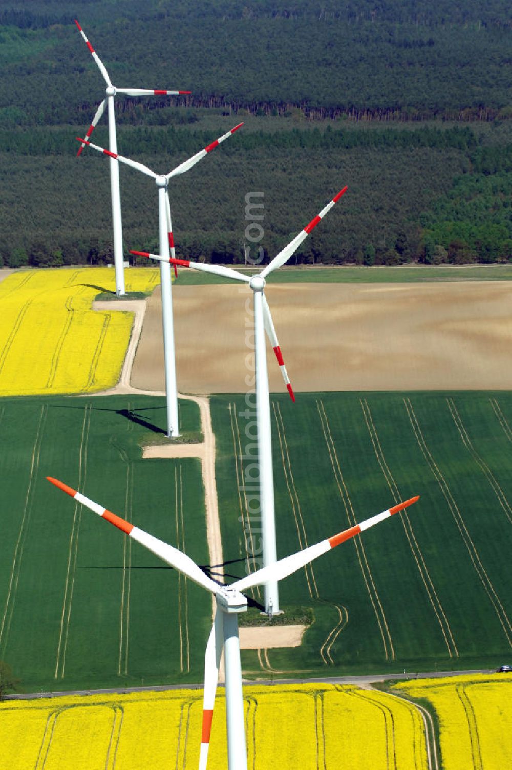 Aerial image Pinnow - Windpark mit Windkrafträdern am Verlauf der Ortsumfahrung der Bundesstrasse B 2 bei Pinnow.