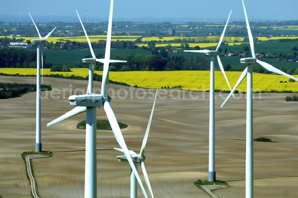 Aerial photograph Pinnow - Windpark mit Windkrafträdern am Verlauf der Ortsumfahrung der Bundesstrasse B 2 bei Pinnow.