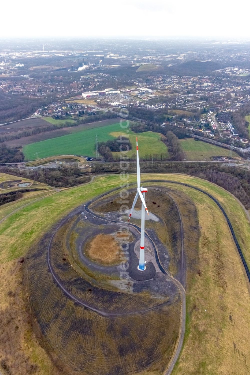 Aerial photograph Gladbeck - Wind turbine installation on the overburden dump hill of the Mottbruchhalde in Gladbeck at Ruhrgebiet in the state North Rhine-Westphalia, Germany