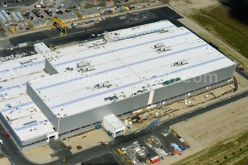 Cuxhaven from the bird's eye view: Wind turbine assembly and manufacturing plant in the industrial area of Siemens Offshore-Windturbinenwerk in Cuxhaven in the state Lower Saxony, Germany