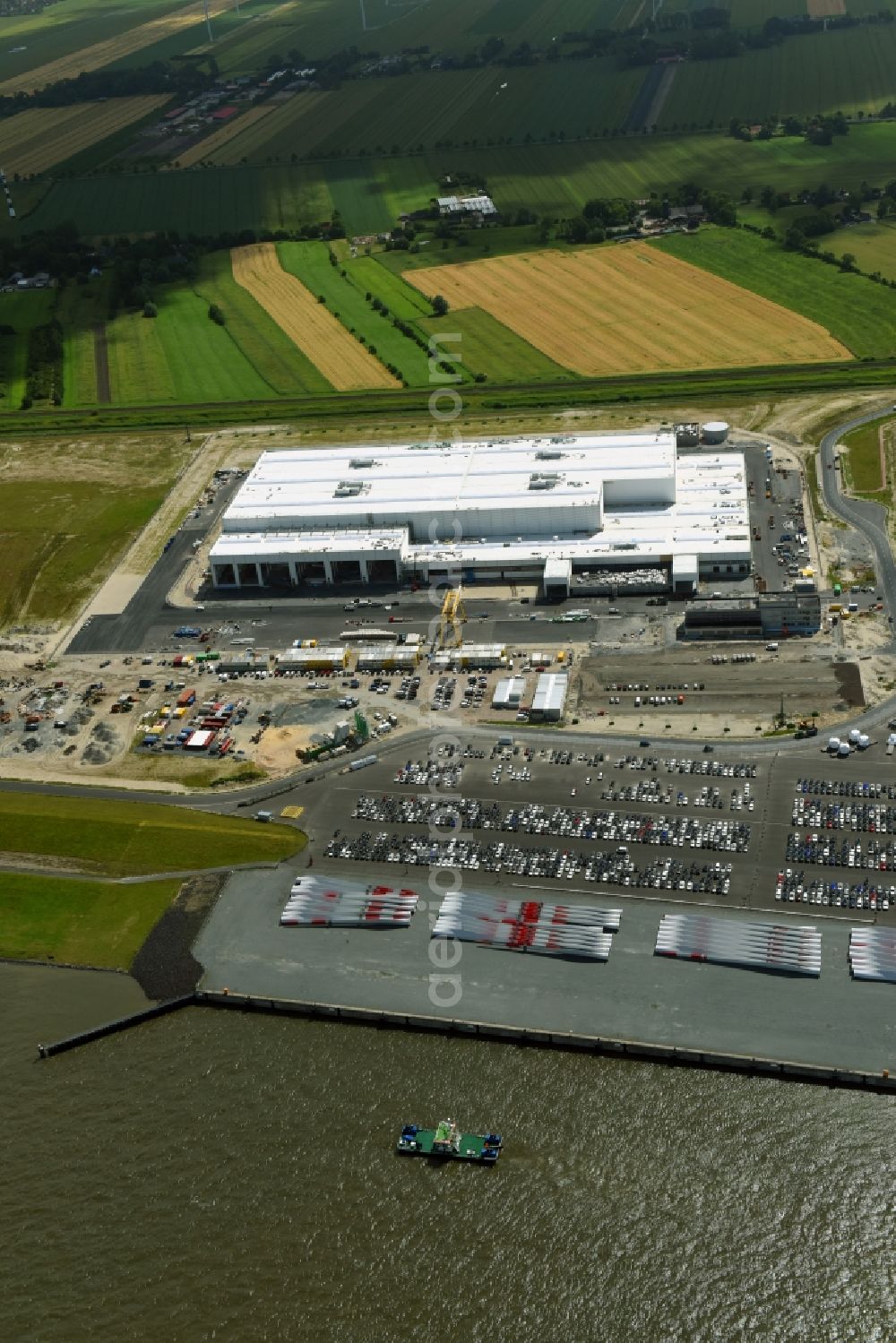 Cuxhaven from the bird's eye view: Wind turbine assembly and manufacturing plant in the industrial area of Siemens Offshore-Windturbinenwerk in Cuxhaven in the state Lower Saxony, Germany