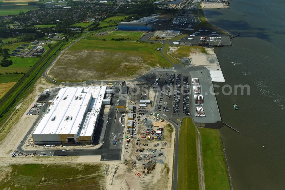 Aerial photograph Cuxhaven - Wind turbine assembly and manufacturing plant in the industrial area of Siemens Offshore-Windturbinenwerk in Cuxhaven in the state Lower Saxony, Germany