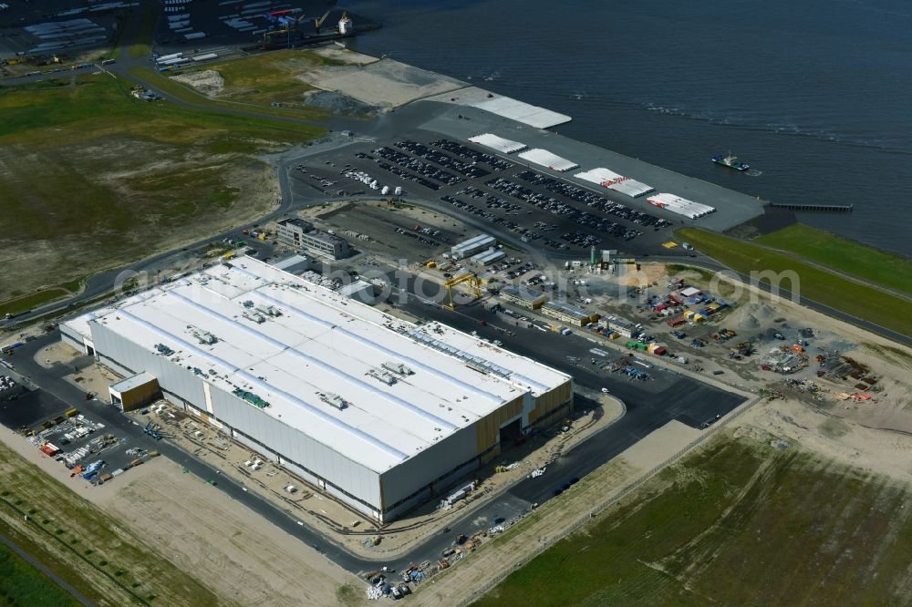 Aerial image Cuxhaven - Wind turbine assembly and manufacturing plant in the industrial area of Siemens Offshore-Windturbinenwerk in Cuxhaven in the state Lower Saxony, Germany