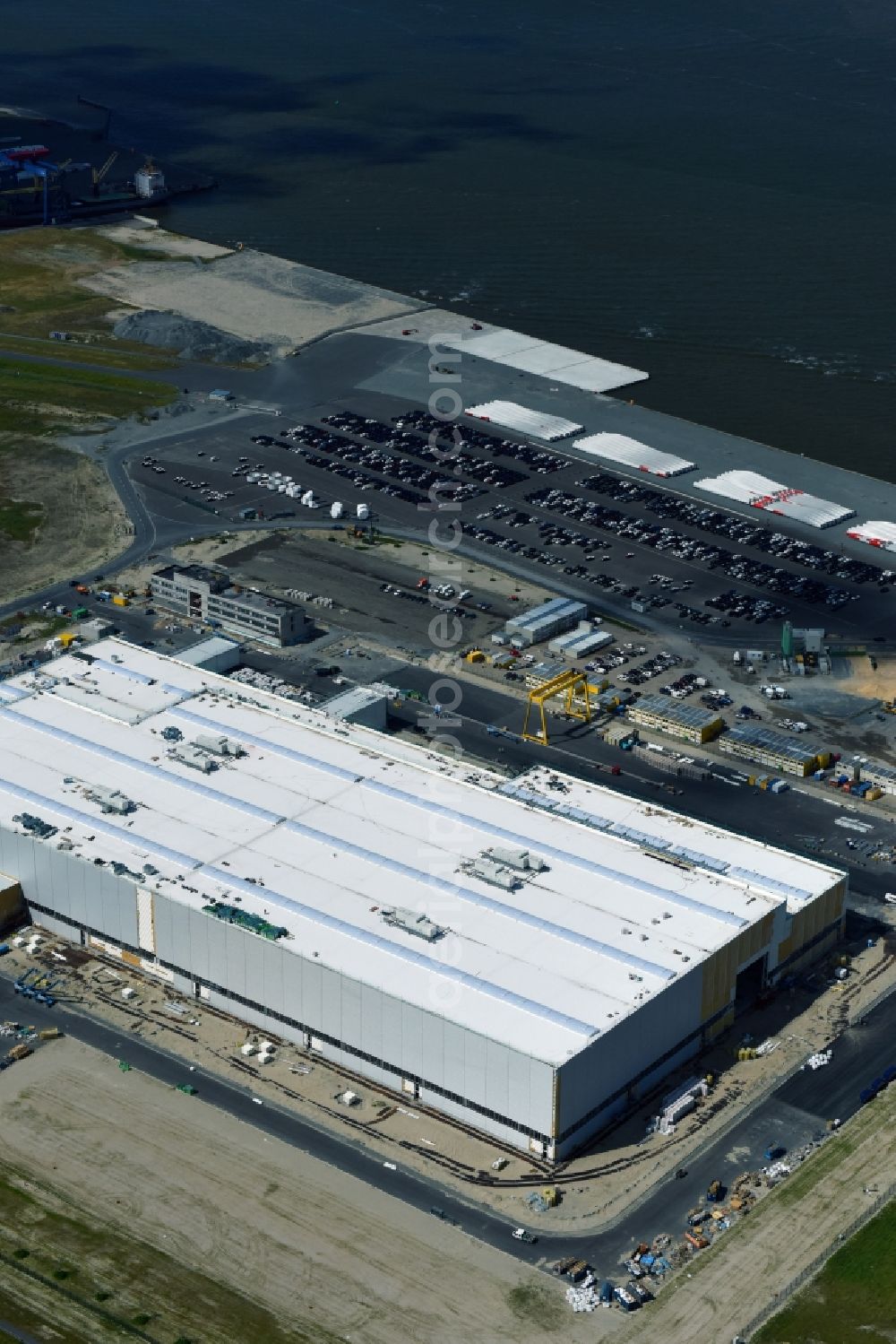 Aerial photograph Cuxhaven - Wind turbine assembly and manufacturing plant in the industrial area of Siemens Offshore-Windturbinenwerk in Cuxhaven in the state Lower Saxony, Germany