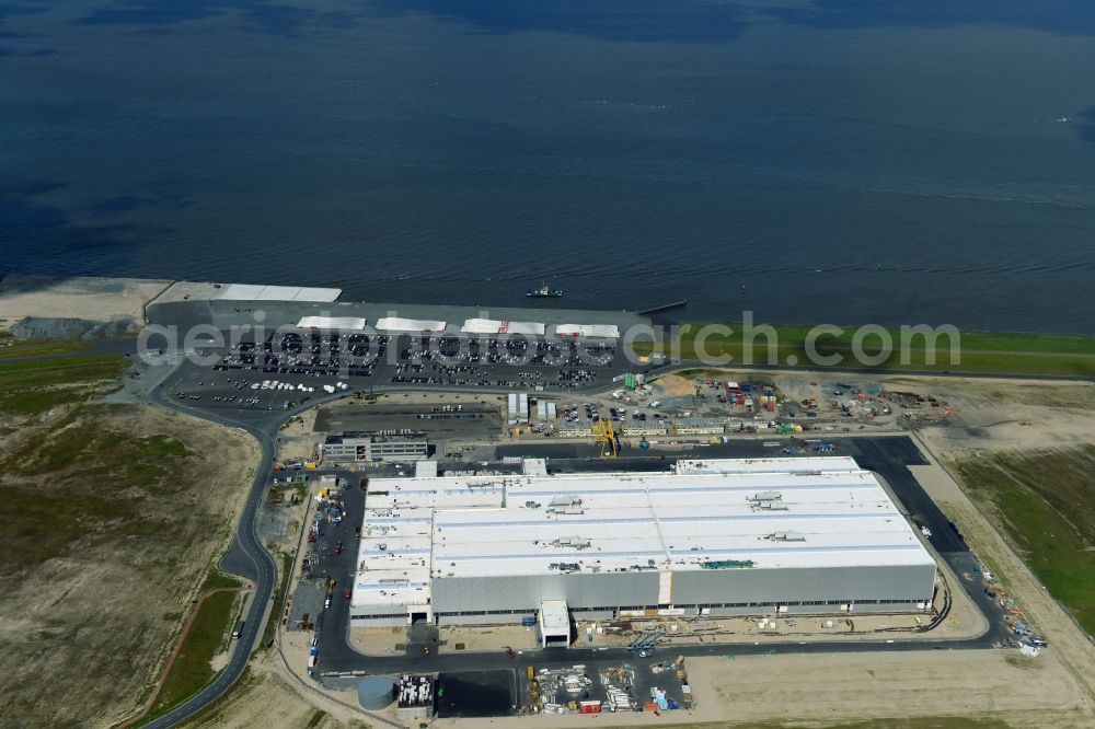 Cuxhaven from above - Wind turbine assembly and manufacturing plant in the industrial area of Siemens Offshore-Windturbinenwerk in Cuxhaven in the state Lower Saxony, Germany