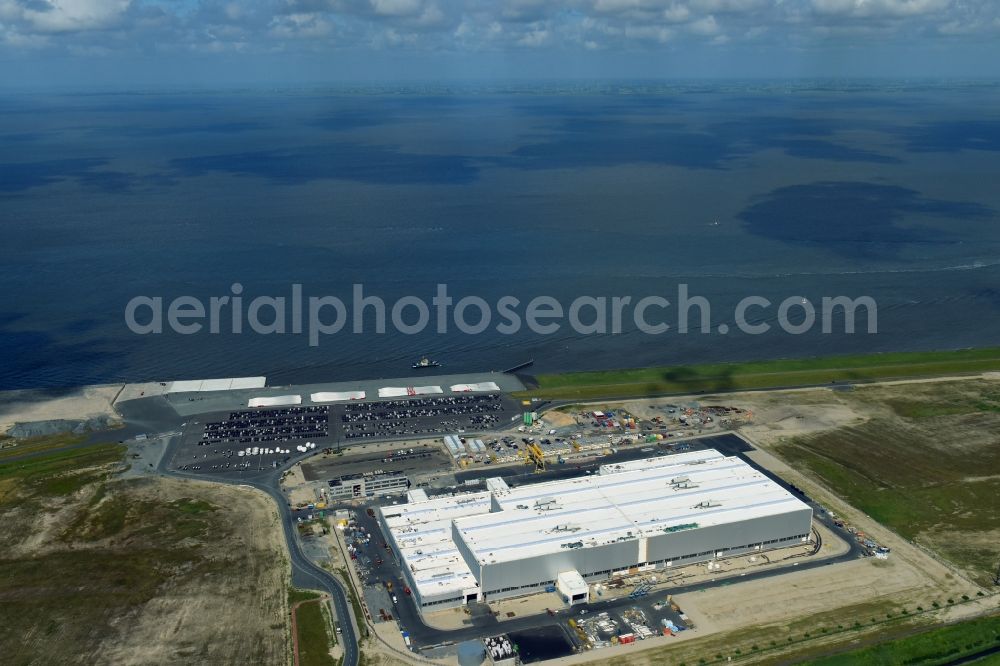 Aerial image Cuxhaven - Wind turbine assembly and manufacturing plant in the industrial area of Siemens Offshore-Windturbinenwerk in Cuxhaven in the state Lower Saxony, Germany