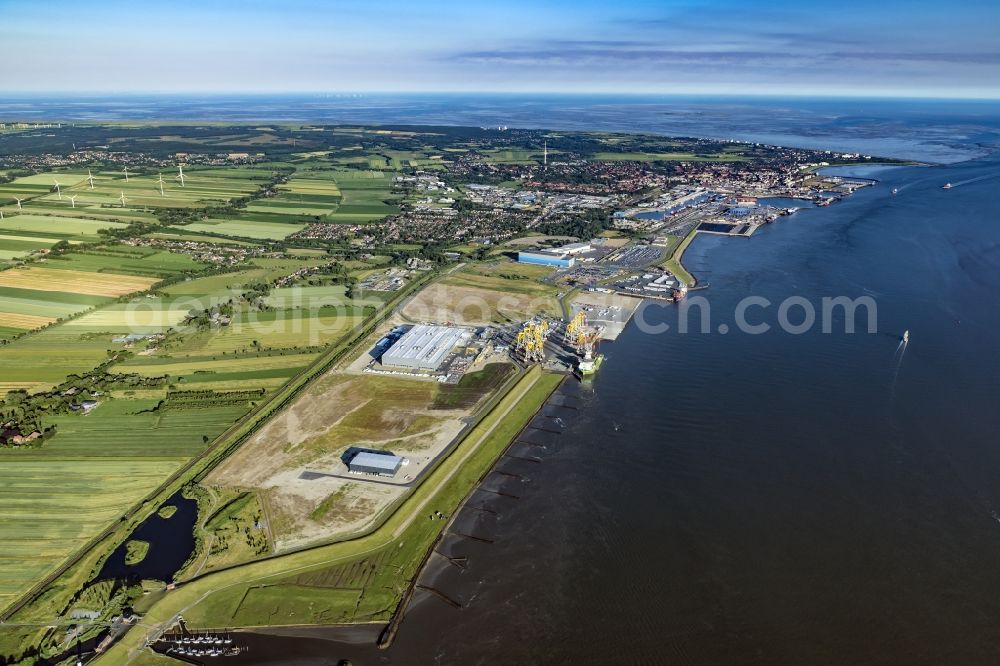 Aerial image Cuxhaven - Wind turbine assembly and manufacturing plant in the industrial area of Siemens Offshore-Windturbinenwerk in Cuxhaven in the state Lower Saxony, Germany