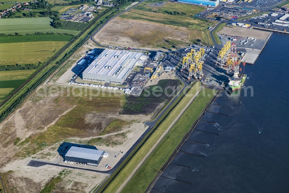 Aerial photograph Cuxhaven - Wind turbine assembly and manufacturing plant in the industrial area of Siemens Offshore-Windturbinenwerk in Cuxhaven in the state Lower Saxony, Germany