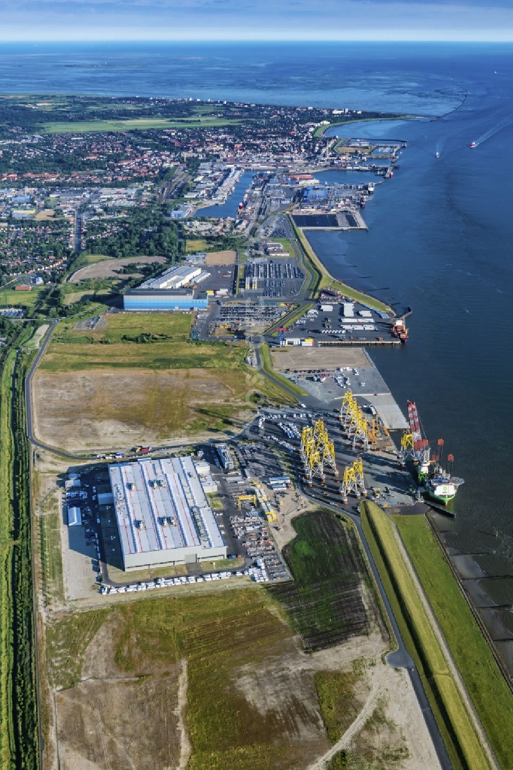 Aerial image Cuxhaven - Wind turbine assembly and manufacturing plant in the industrial area of Siemens Offshore-Windturbinenwerk in Cuxhaven in the state Lower Saxony, Germany