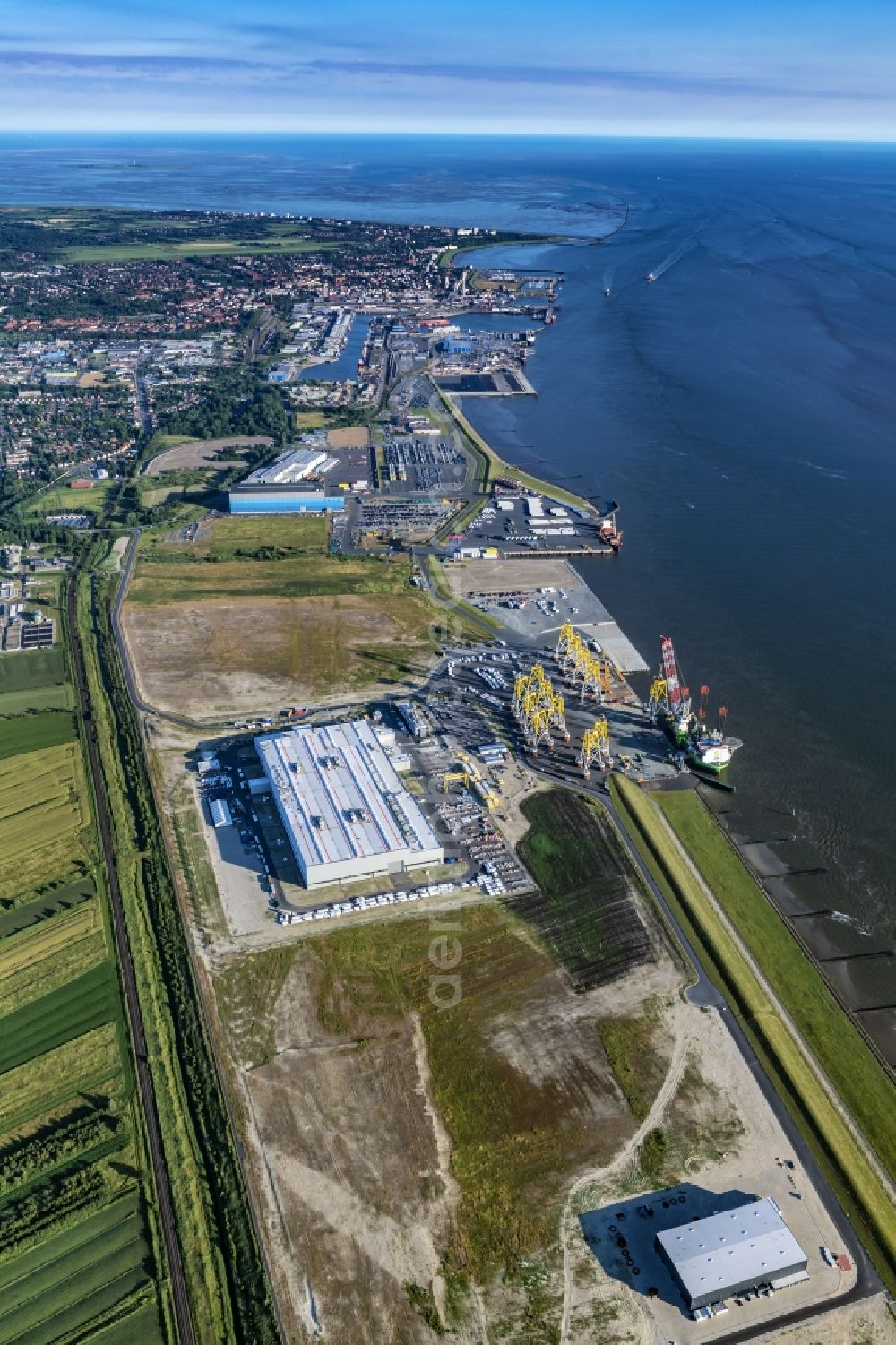 Aerial photograph Cuxhaven - Wind turbine assembly and manufacturing plant in the industrial area of Siemens Offshore-Windturbinenwerk in Cuxhaven in the state Lower Saxony, Germany