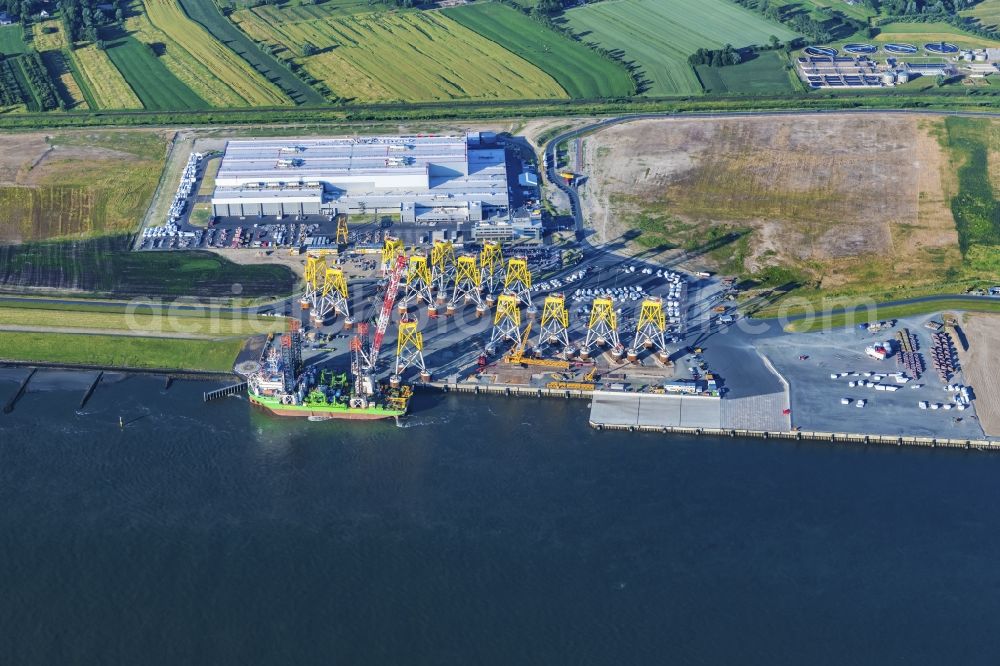 Aerial photograph Cuxhaven - Wind turbine assembly and manufacturing plant in the industrial area of Siemens Offshore-Windturbinenwerk in Cuxhaven in the state Lower Saxony, Germany