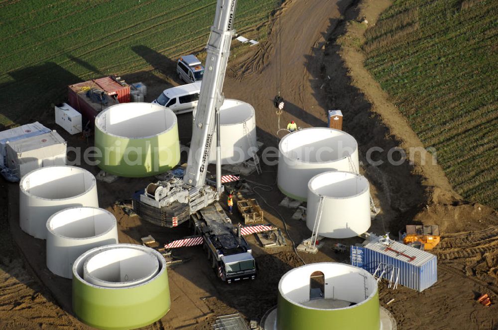 Aerial image ZINNDORF - Windradmontage auf einem Feld östlich von Zinndorf.