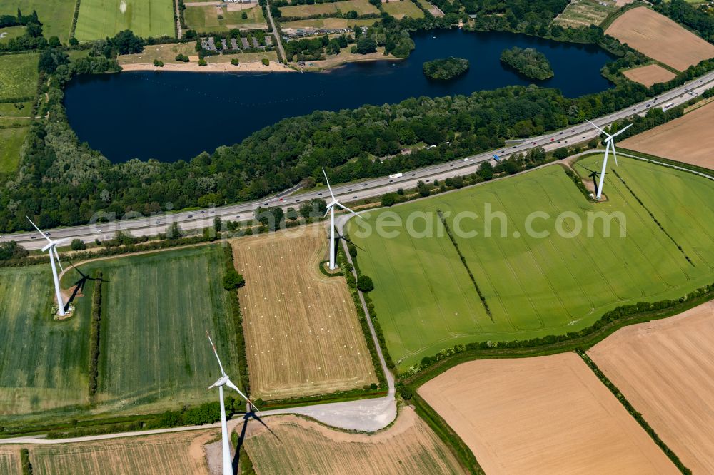 Aerial photograph Achim - Wind turbines of a wind power plant on agricultural land and fields of the Mahndorfer Marsch on the outskirts of the settlement area in Mahndorf in the state Lower Saxony, Germany