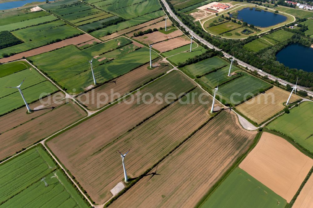 Achim from above - Wind turbines of a wind power plant on agricultural land and fields of the Mahndorfer Marsch on the outskirts of the settlement area in Mahndorf in the state Lower Saxony, Germany