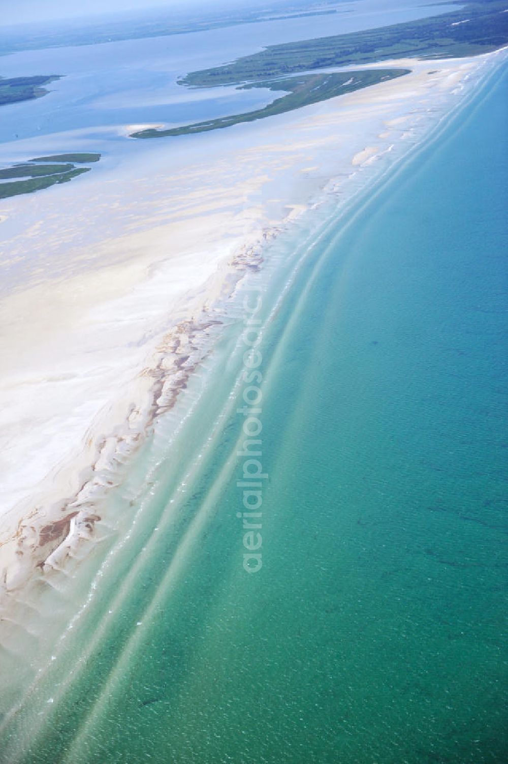 Groß Mordorf from above - Windwatt nahe der Insel Bock in der Ostsee südwestlich von Hiddensee in Mecklenburg-Vorpommern. Ein Windwatt ist ein Freifallen der Flachwasserzone von Wasser infolge Windeinwirkung. Wind mudflat near by the Island Bock in the Baltic Sea southwestern of the Island Hiddensee in Mecklenburg-Western Pomerania.