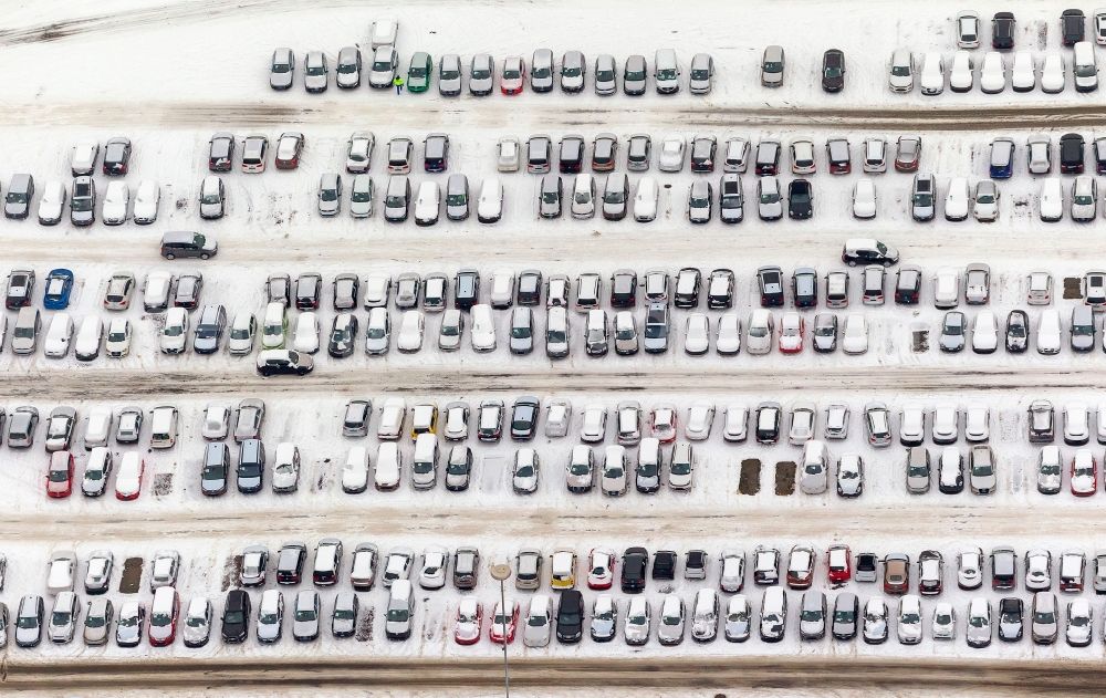 Essen from above - Winter - view of the snow-covered cars - interim storage of Helf Automotive Logistics GmbH on Katerberg in Essen in North Rhine-Westphalia