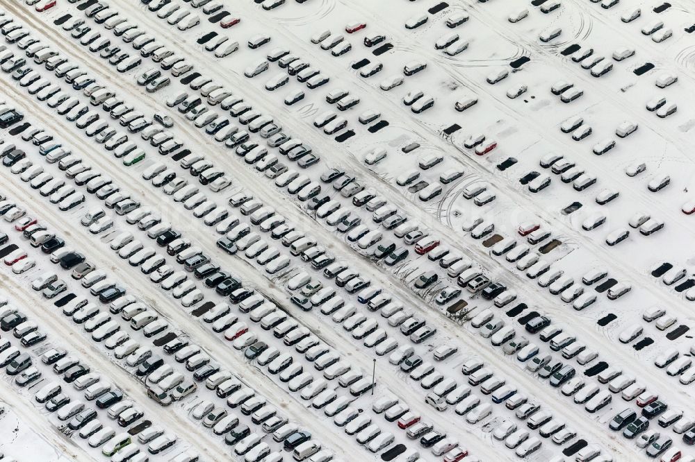 Aerial image Essen - Winter - view of the snow-covered cars - interim storage of Helf Automotive Logistics GmbH on Katerberg in Essen in North Rhine-Westphalia