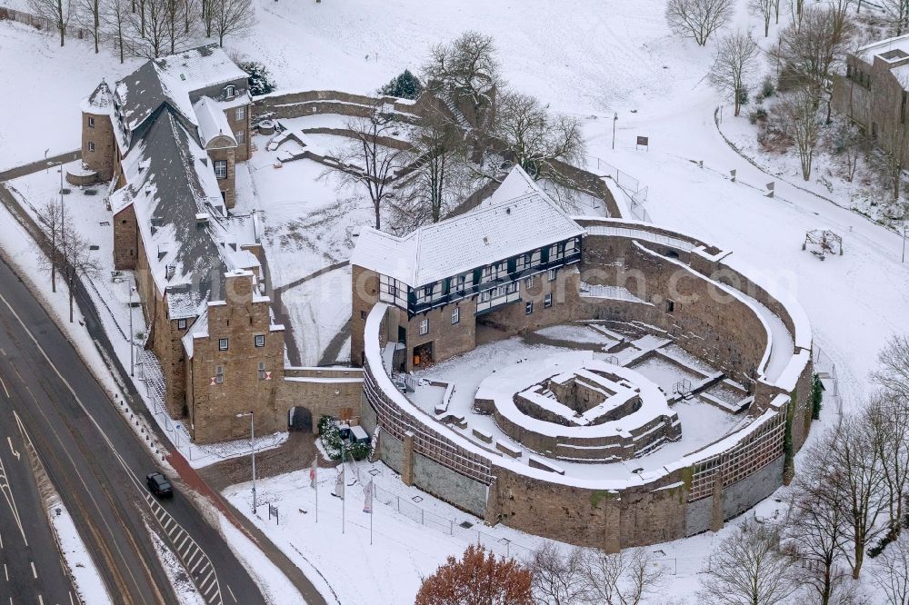 Aerial photograph Mülheim an der Ruhr - Winter - snow-covered landscape of the Castle Broich in Mülheim an der Ruhr in North Rhine-Westphalia NRW