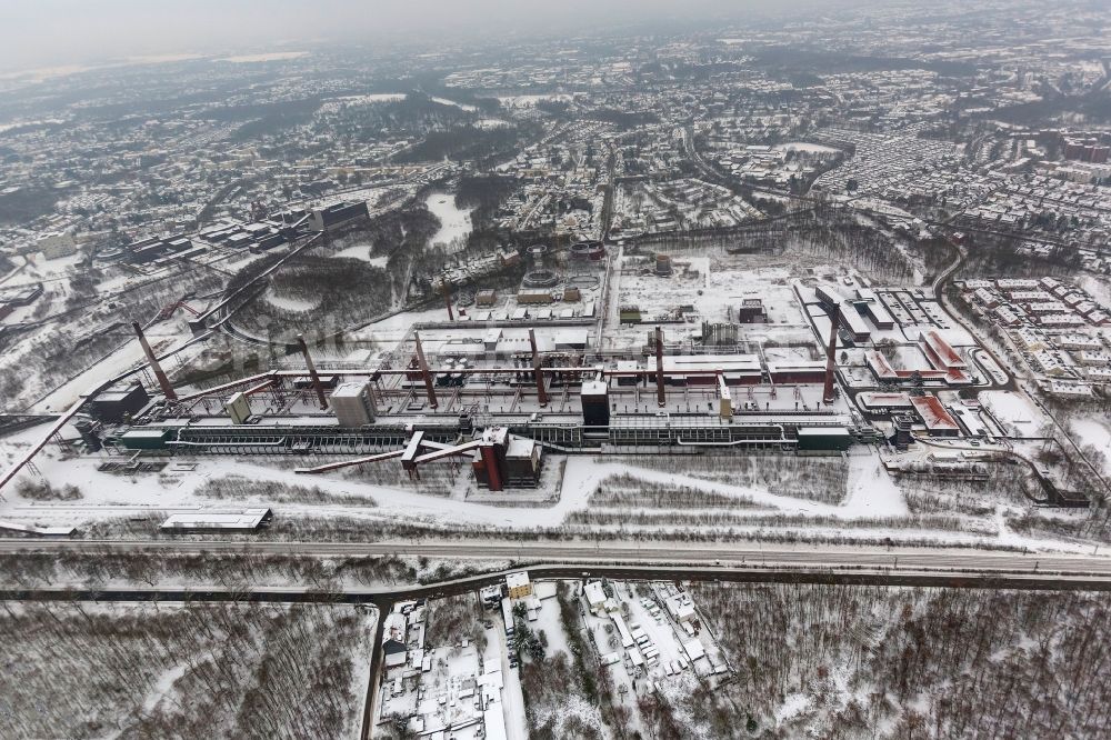 Aerial image Essen - Grounds of the Zeche Zollverein in Essen in the Ruhr area in North Rhine-Westphalia. The Zollverein coal mine in 1986 is a disused coal mine in northern food. Since 2001, the mine and the adjacent Zollverein World Heritage Site by UNESCO. Zollverein is the anchor point of the European Route of Industrial Heritage