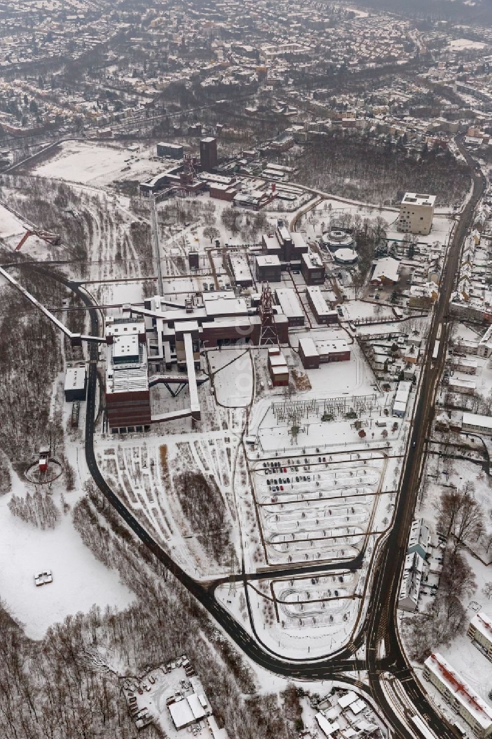 Aerial photograph Essen - Grounds of the Zeche Zollverein in Essen in the Ruhr area in North Rhine-Westphalia. The Zollverein coal mine in 1986 is a disused coal mine in northern food. Since 2001, the mine and the adjacent Zollverein World Heritage Site by UNESCO. Zollverein is the anchor point of the European Route of Industrial Heritage