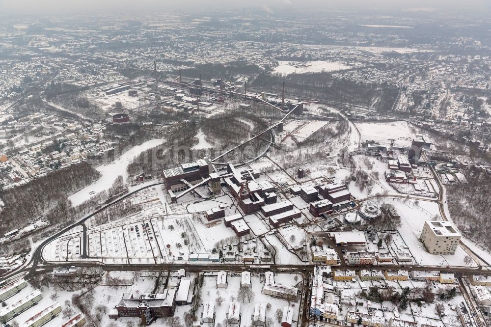 Essen from above - Grounds of the Zeche Zollverein in Essen in the Ruhr area in North Rhine-Westphalia. The Zollverein coal mine in 1986 is a disused coal mine in northern food. Since 2001, the mine and the adjacent Zollverein World Heritage Site by UNESCO. Zollverein is the anchor point of the European Route of Industrial Heritage