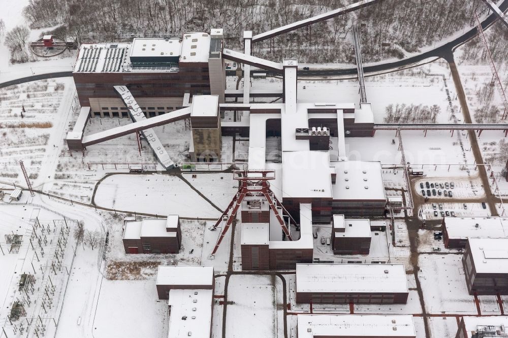 Essen from the bird's eye view: Grounds of the Zeche Zollverein in Essen in the Ruhr area in North Rhine-Westphalia. The Zollverein coal mine in 1986 is a disused coal mine in northern food. Since 2001, the mine and the adjacent Zollverein World Heritage Site by UNESCO. Zollverein is the anchor point of the European Route of Industrial Heritage