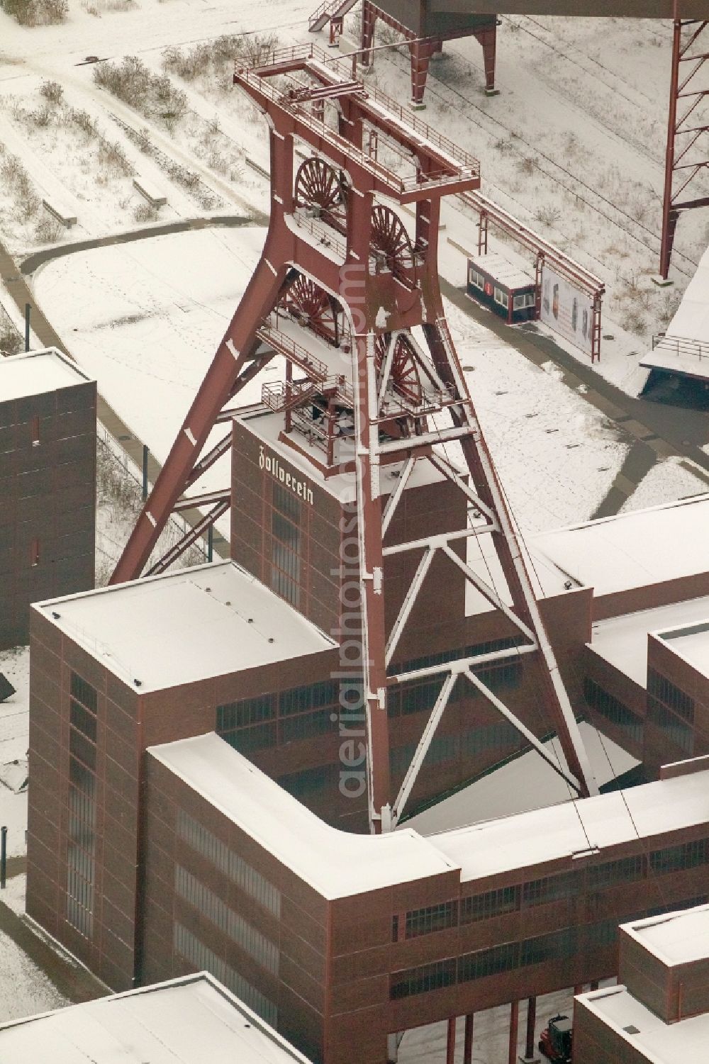 Aerial image Essen - Grounds of the Zeche Zollverein in Essen in the Ruhr area in North Rhine-Westphalia. The Zollverein coal mine in 1986 is a disused coal mine in northern food. Since 2001, the mine and the adjacent Zollverein World Heritage Site by UNESCO. Zollverein is the anchor point of the European Route of Industrial Heritage